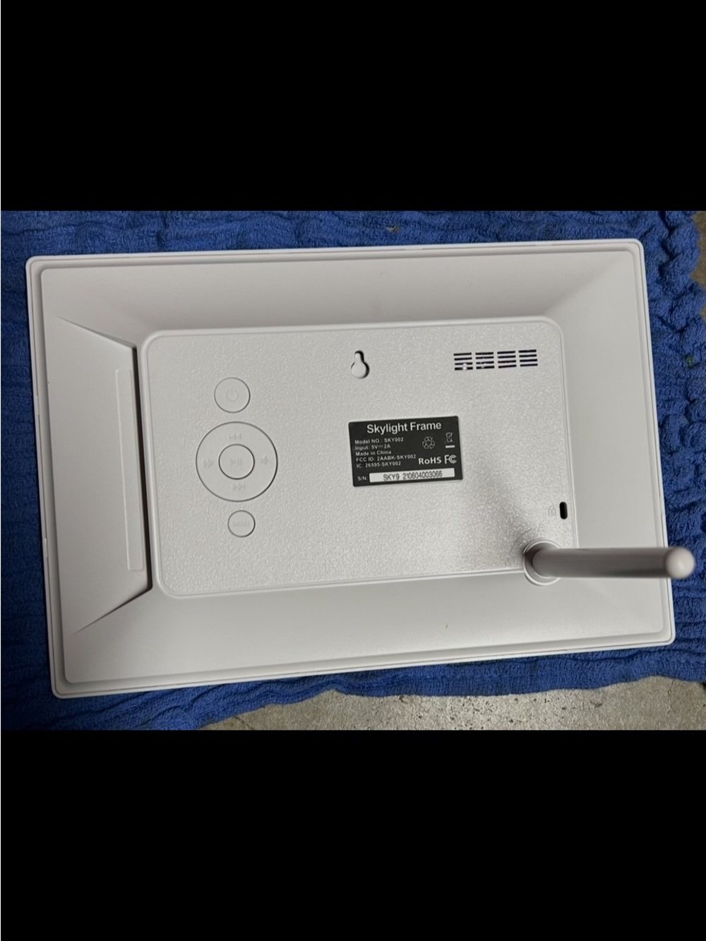 White Digital Photo Frame with Touchscreen Display (Skylight) phone operated. - Picture 6 of 7